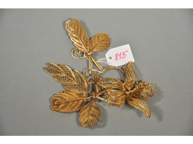 Lot de trois broches en or filigrané à décor de feuilles et orch