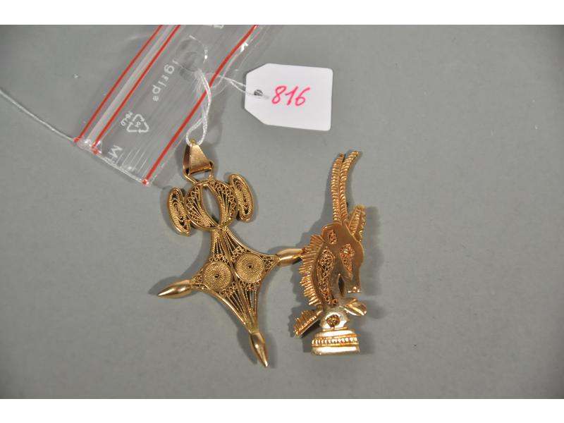 Lot composé d'une Croix du Sud en or filigrané et d'une broche 