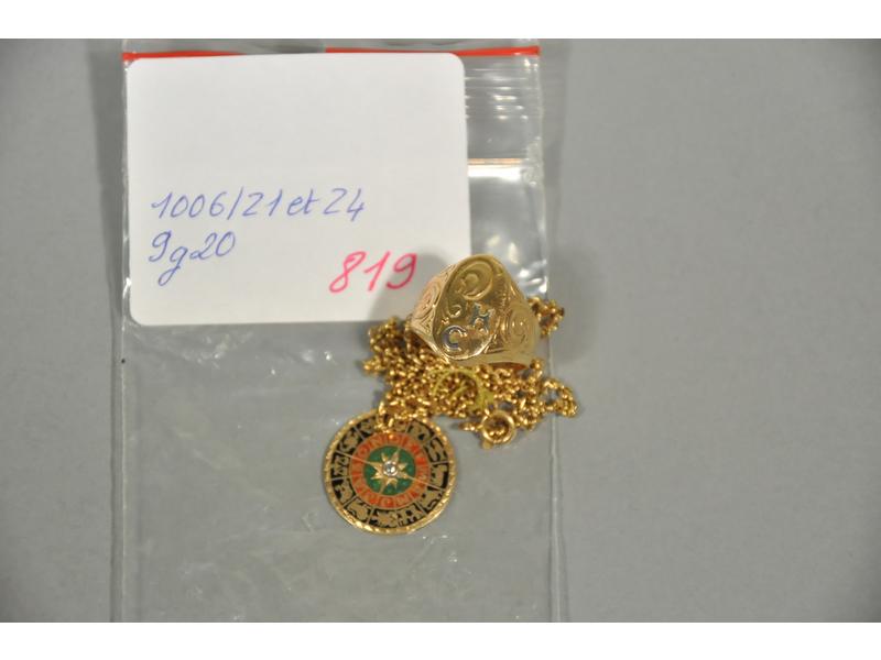 Une chaine maille forçat (fermoir cassé), une médaille emaillée