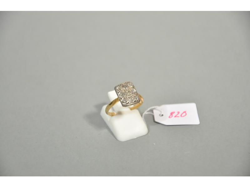 Une bague deux ors, ornée d'un pavage rectangulaire de diamants