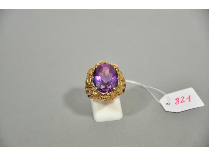 Une bague en or ornée d'une importante améthyste ovale. Tour de