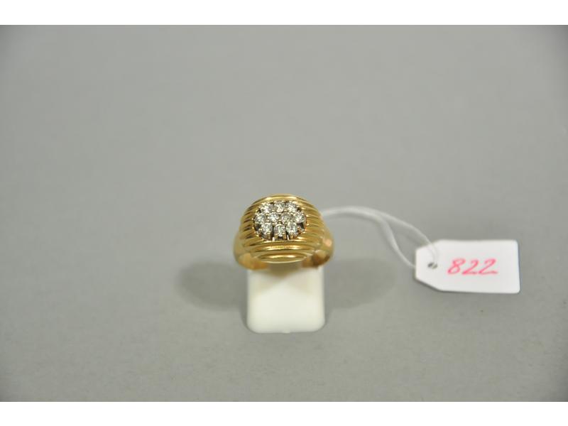 Une bague en or ornée d'un pavage de diamants de taille brillant