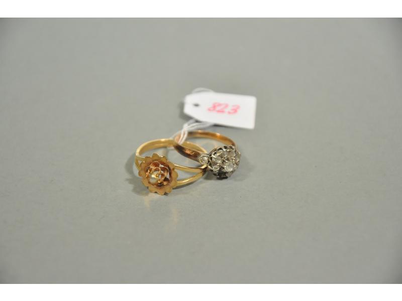 Lot de deux bagues en or (manques). Poids brut: 6g10