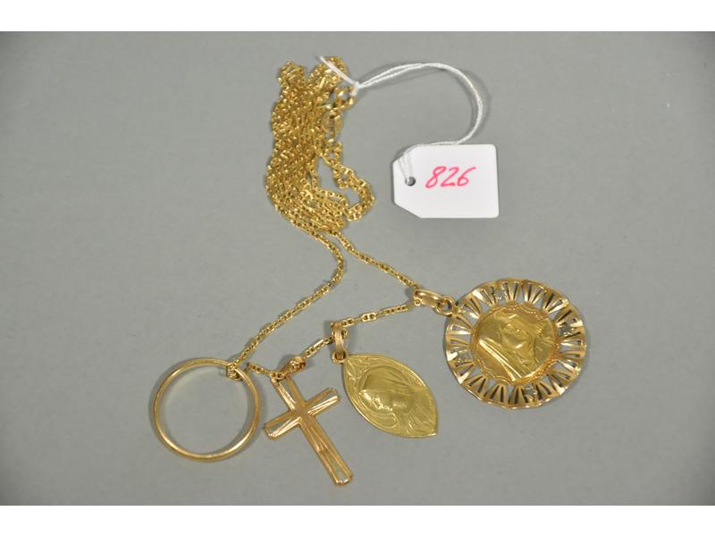 Lot en or composé d'une chaine, deux médailles, une croix et une