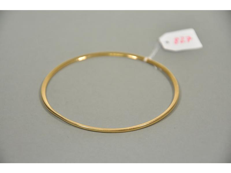 Un bracelet jonc en or. Diamètre intérieur: 6.7 cm. Poids: 10g20