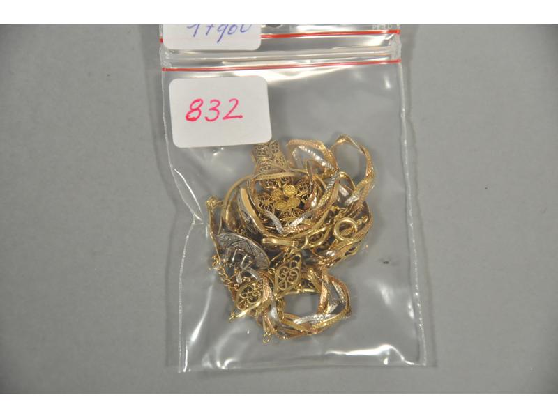 Lot de divers bris en or. Poids: 17g60