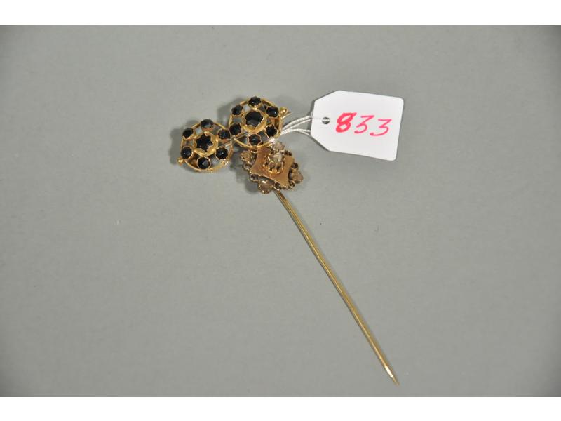 Lot en or composé d'une épingle de cravate ornée de diamants tai