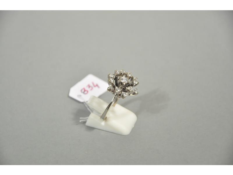 Une bague de type Marguerite en or gris sertie de diamants de ta