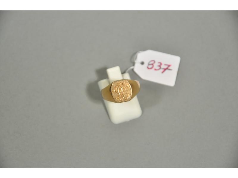 Une bague chevalière en or jaune gravée. Poids: 7g30