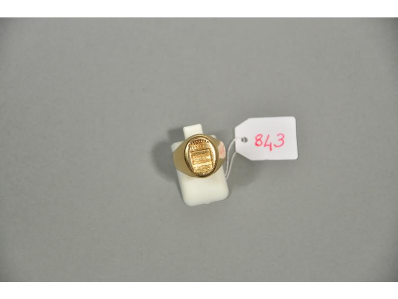 Une bague chevalière en or jaune ornée d'armoiries. Poids: 10g40