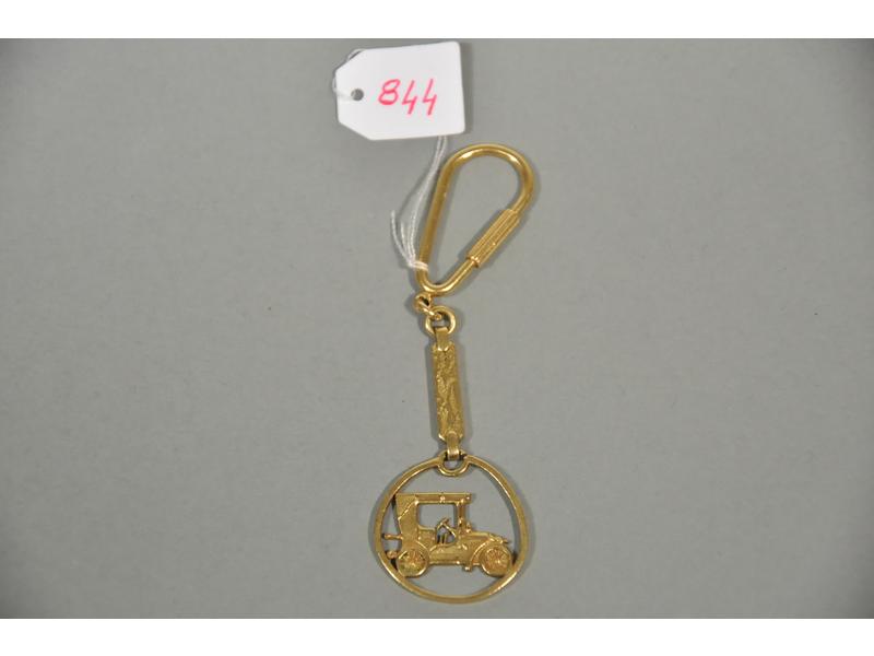 Un porte-clé en alliage 9 kt, représentant un 
