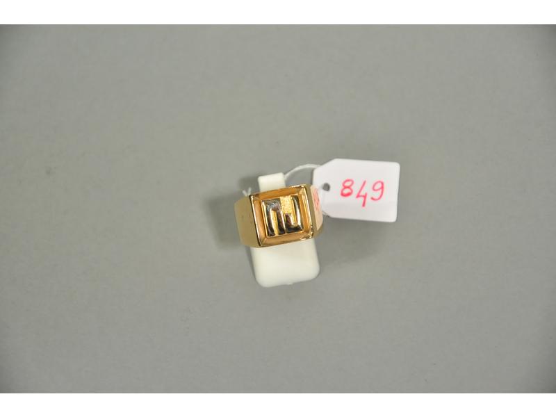 Bague chevalière en or, chiffrée MJ. Poids: 18g90