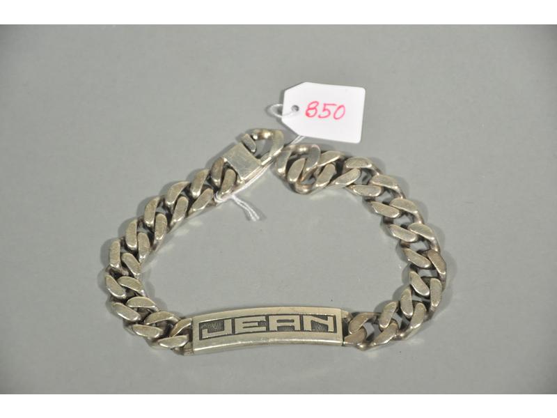 Un bracelet en argent, gourmette d'identité gravée Jean. Poids: