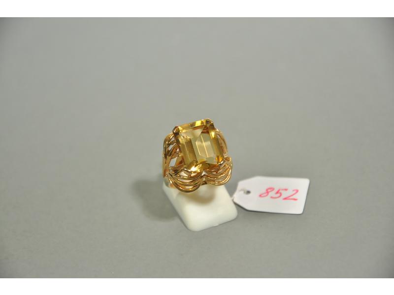 Une bague en or jaune ornée d'une citrine taillée à pans coupés.