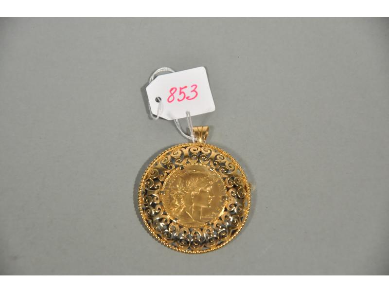 Une broche-pendentif ornée d'une pièce en or République Français