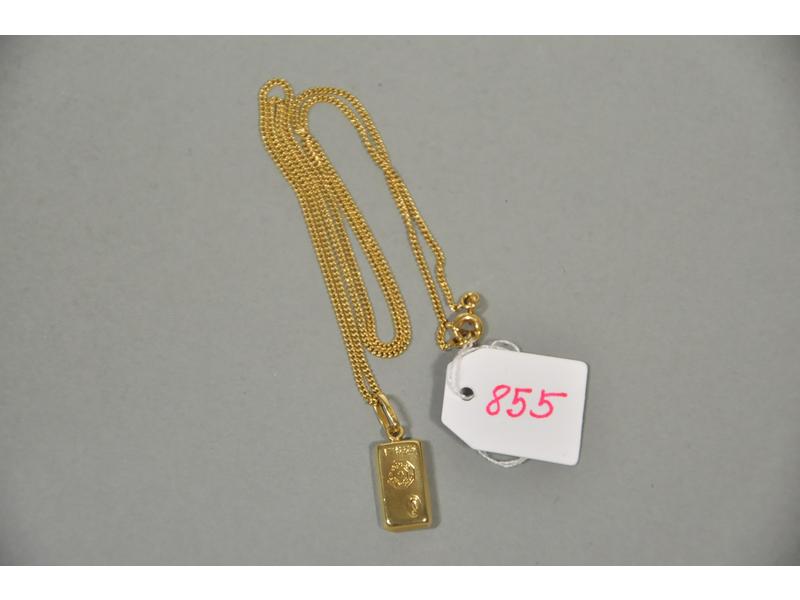 Une chaine maille gourmette en or jaune avec pendentif 