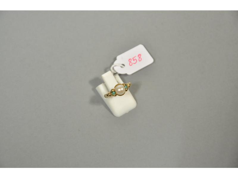 Bague en or jaune ornée d'une perle de culture (diamètre: 5.7mm)