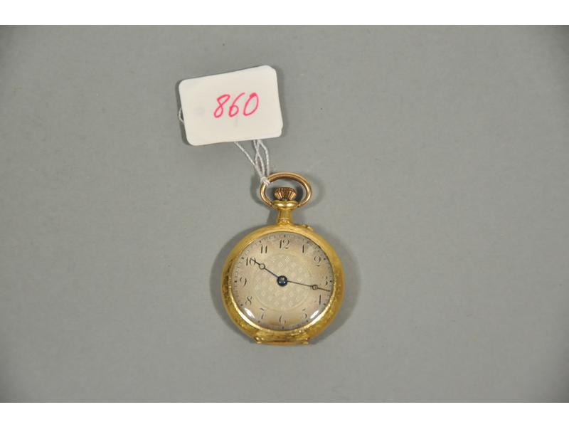 Montre de col en or ciselé, cuvette or.  Poids brut: 14g70.