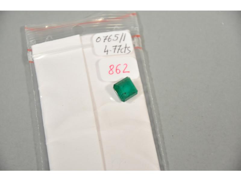 Emeraude taillée à pans coupés de 4.77 carats (10.10x9.37x5.8 mm