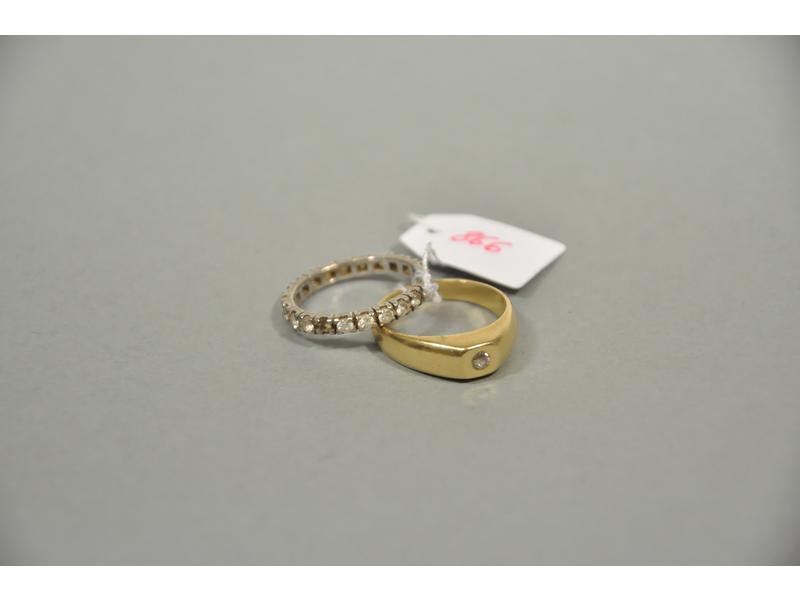 Une bague demi-jonc en or jaune sertie d'un diamant de taille br