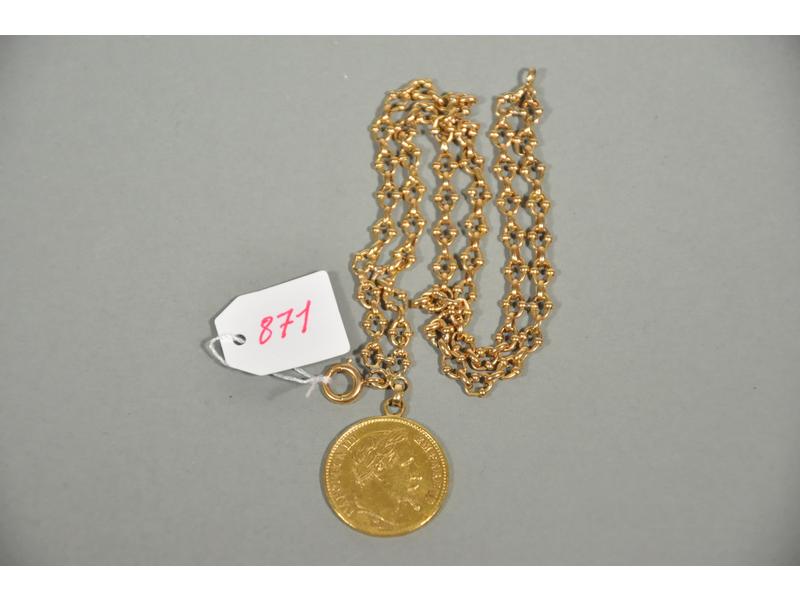 Un bracelet souple en or jaune orné en pendentif d'une pièce en