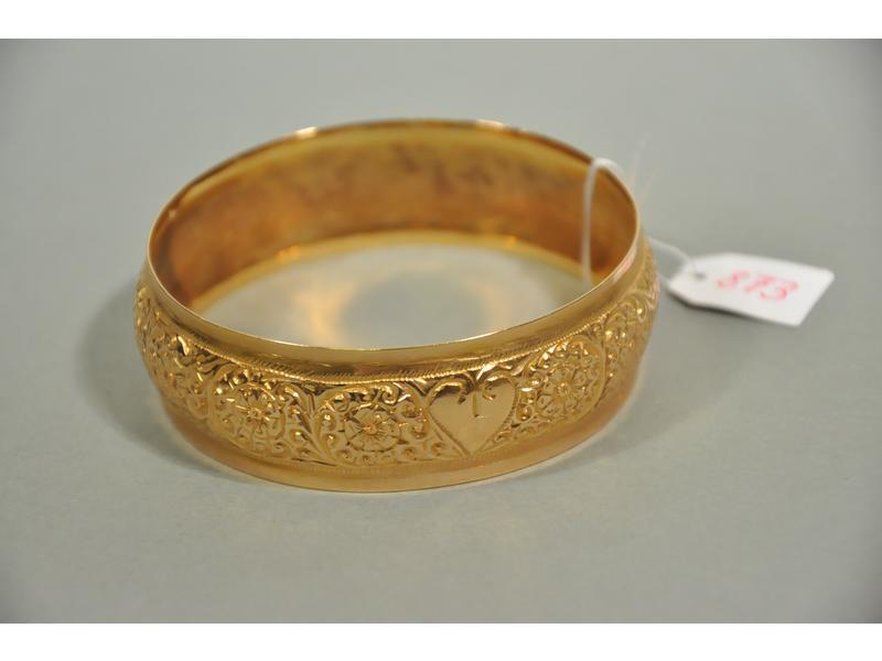 Un bracelet en or rose ciselé. Hauteur: 2.2 cm. Diamètre: 6.6cm.