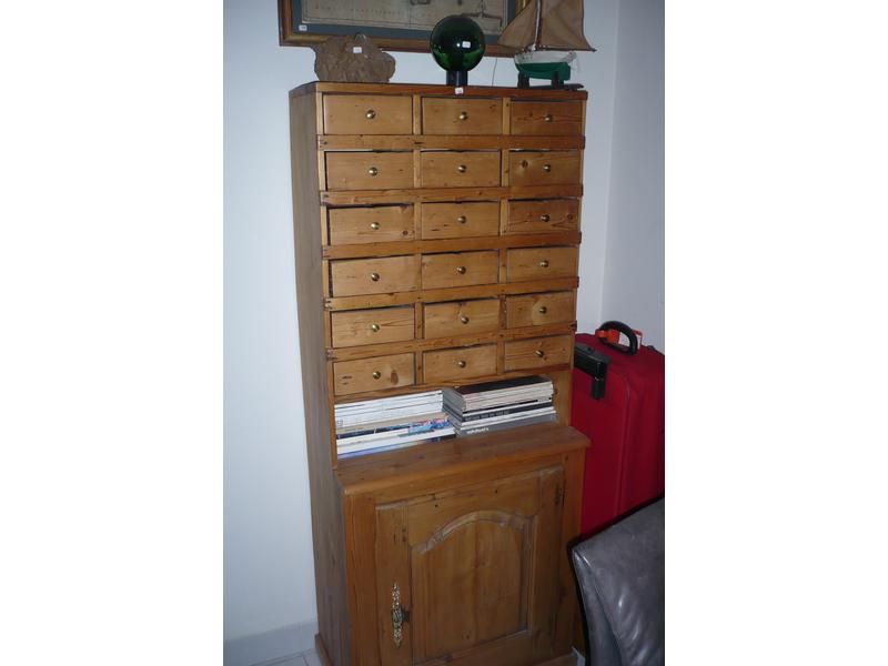 Meuble de métier en sapin à dix-huit tiroirs et une porte en façade. Dim. 163x66x30 cm.