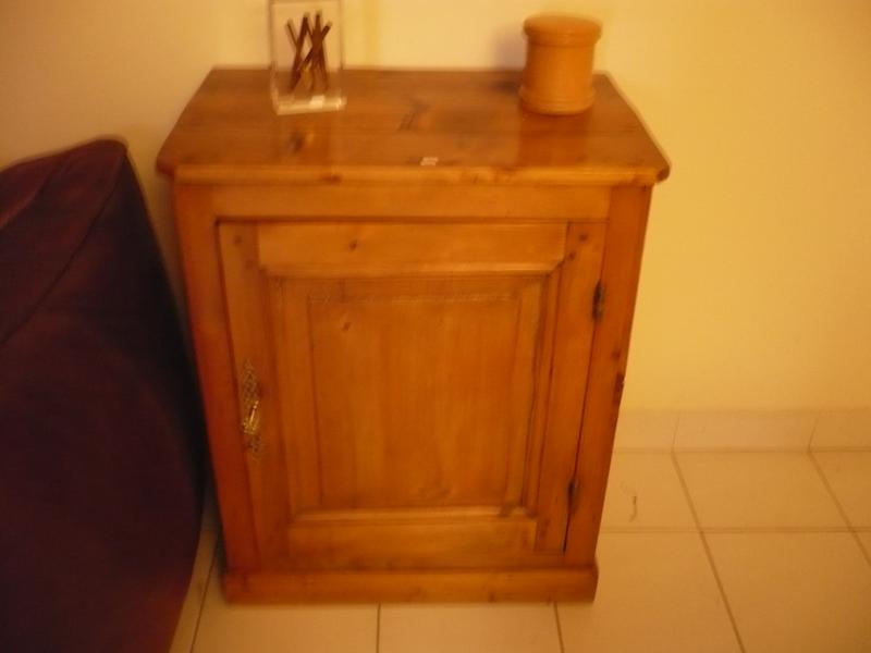 Confiturier en sapin ouvrant par une porte en façade. Dim. 80x65x43 cm. On joint un tapis kilim à décor géométrique sur fond rouge (usures d'usage).