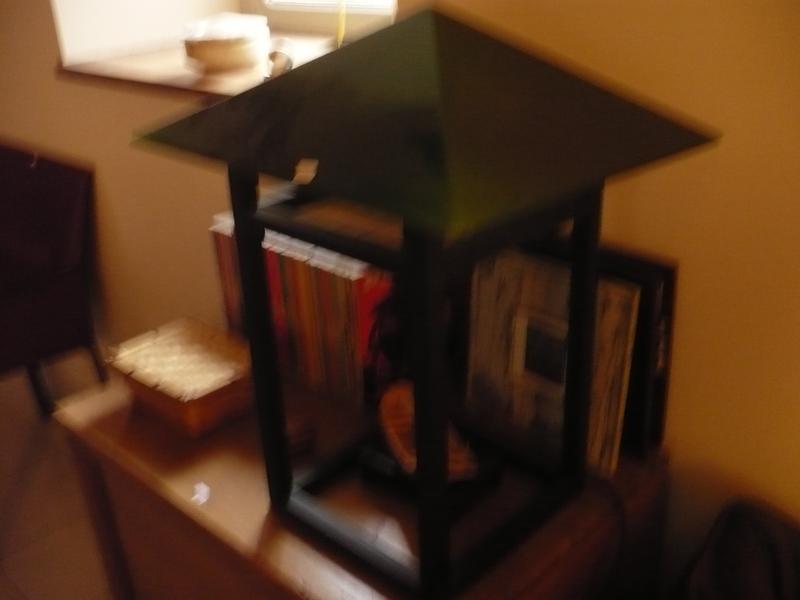 Lampe de bureau moderne, monture laiton. On joint une lampe pagode abat-jour en verre.