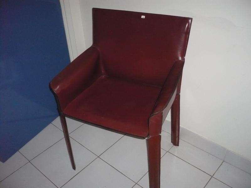 Italie - Un fauteuil gainé de cuir rouge.