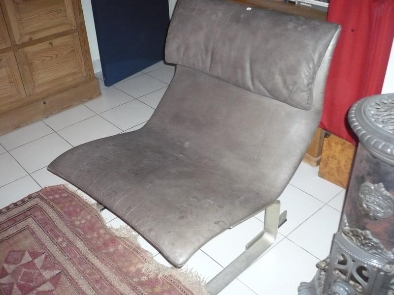 Chauffeuse en cuir, piètement en acier.