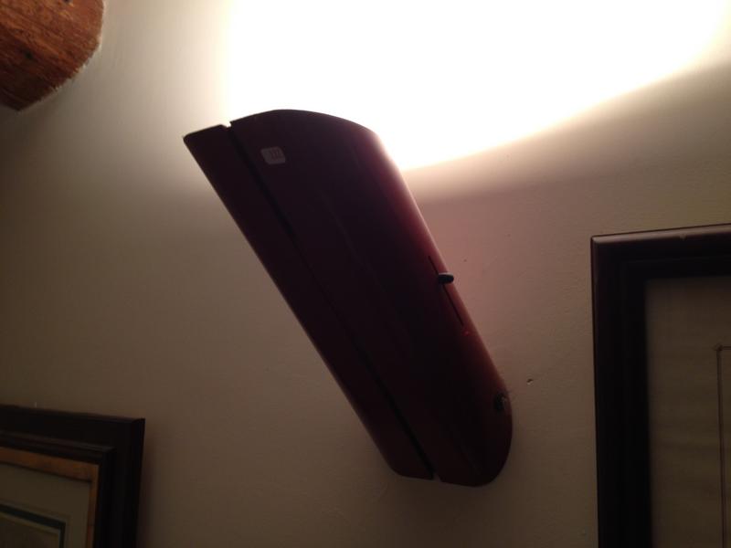 Italie - Deux appliques en tôle laqué rouge. On joint une lampe articulé en métal laqué blanc.