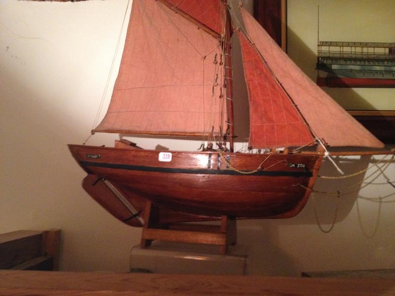 Maquette de bateau en bois vernis.