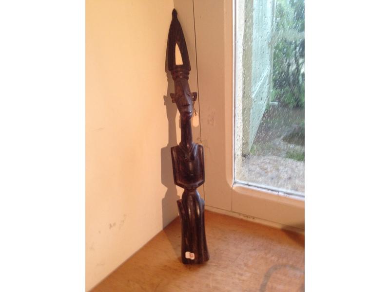 Une statuette africaine en ébène et os. Hauteur 47 cm.