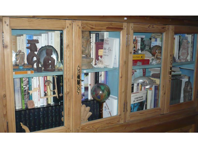 A l'intérieur du meuble de métier n°102 : Lot de statuettes de style africaines, égyptiennes, indiennes, chinoises, divers coquillages et livres brochés, obélisque en cristal de roche.