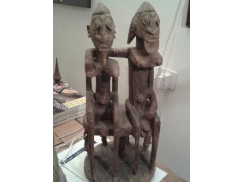 Art tribal - couple assis - Travail africain XX° siècle. Hauteur 47 cm.