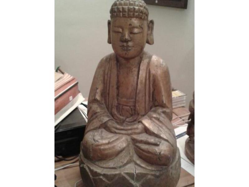 Bouddha assis sur une fleur de lotus. Hauteur 47 cm.