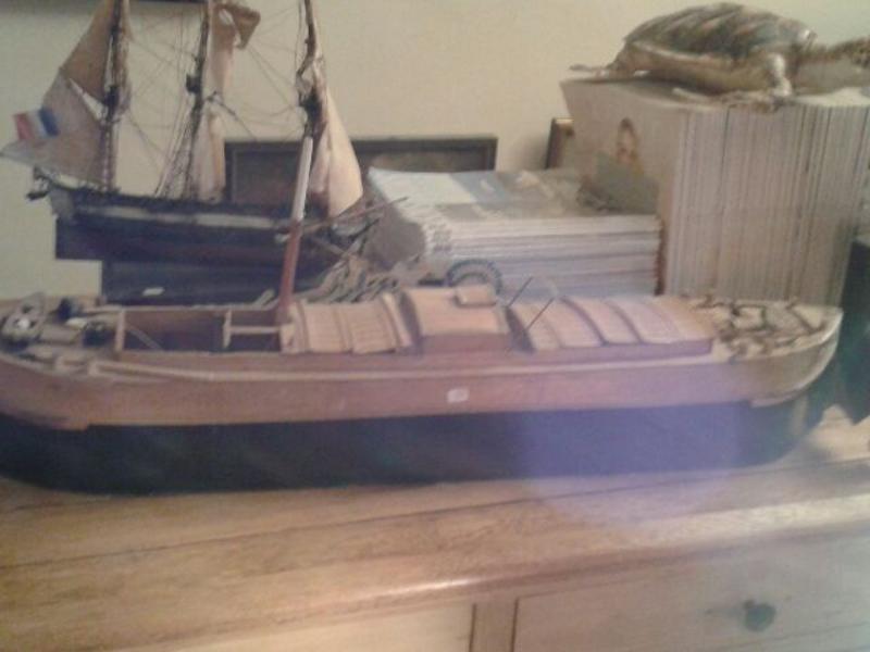Une maquette de péniche en bois. Dim. 12x88x17 cm. et une maquette de 
