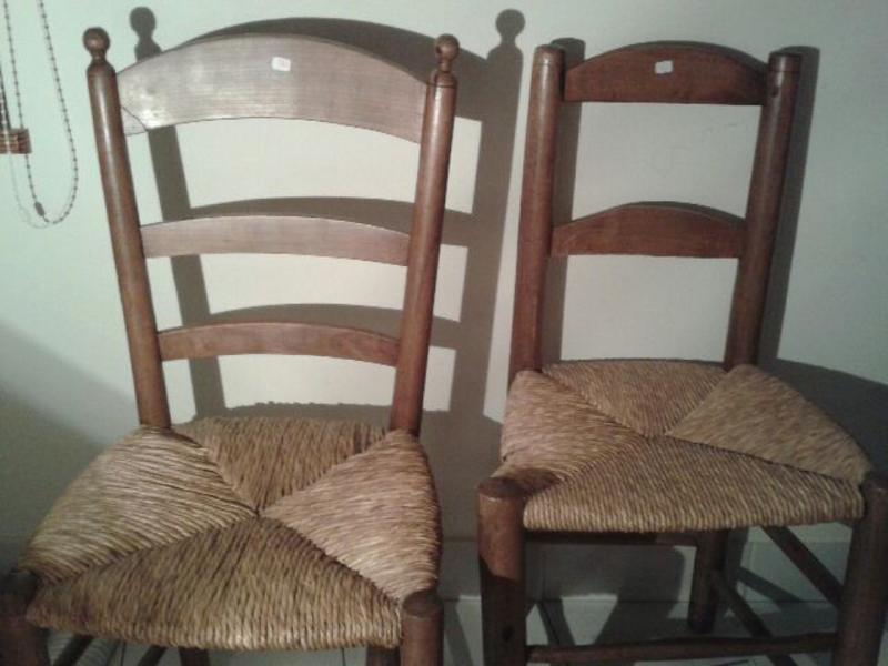 Paire de chaises paillées en murier et une petite table ouvrant par un tiroir. XIX° siècle.