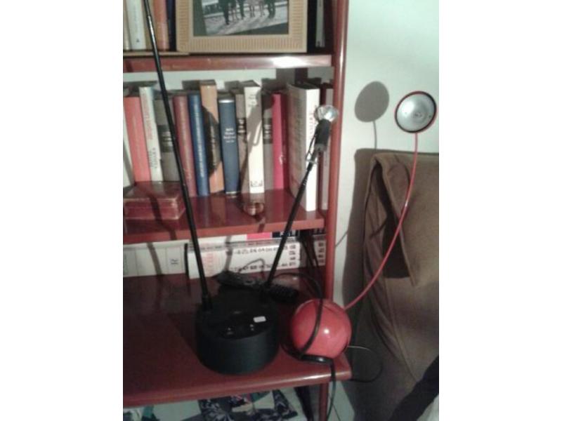Lot de quatre lampes : deux halogènes de chevet noires, une rouge et une lampe blanche en résine.