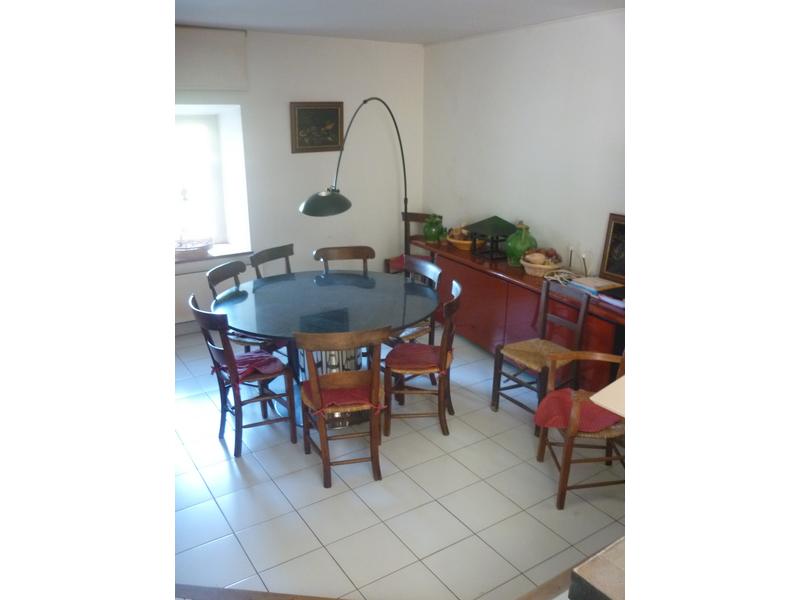 Jolie table circulaire plateau en granit noir reposant sur un piétement cylindrique en métal chromé. Diam: 140cm - Haut: 71.5 cm