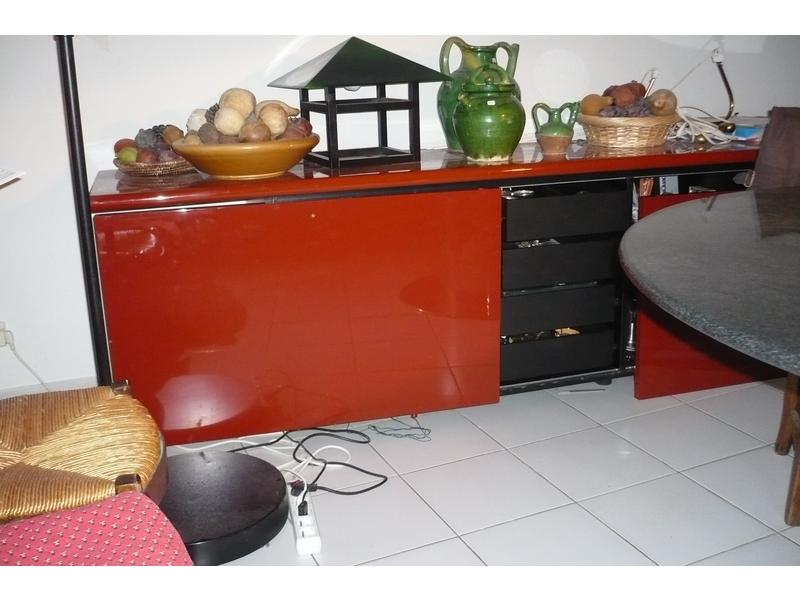 Enfilade en laque rouge ouvrant par deux portes, l'une coulissante (une porte à refixer) - Dim: 72x280x50 cm , on y joint trois rayonnage en laque rouge