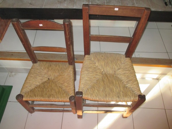 Deux chaises paillées à bandeau XIX°, un fauteuil à bandeau XIX°, deux chaises en murier, et une chaise paillée de style Louis XVI