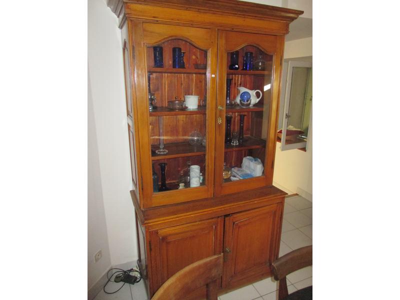 Buffet deux corps en merisier ouvrant par deux portes vitrées en partie supérieure. Dim: 200x120x53 cm