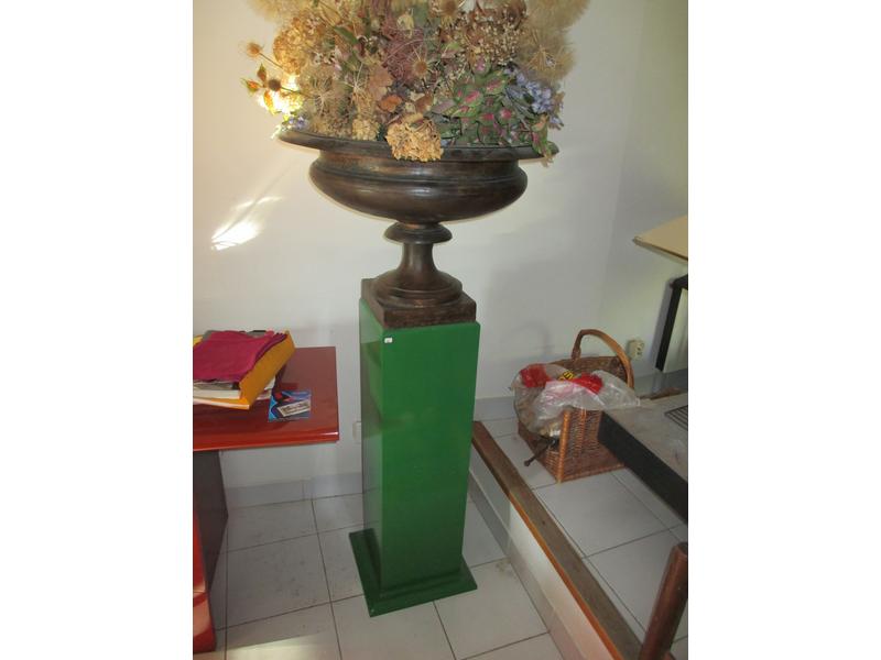 Vasque sur pied douche en fonte reposant sur une gaine en bois laqué vert. Travail moderne. Diam: 60 cm. Haut: 140 cm