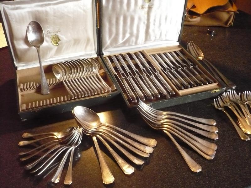 Ménagère en métal argenté CRISTOFLE, 1930 (incomplète) , on y joint un lot de couverts en métal argenté et lot de pièces diverses
