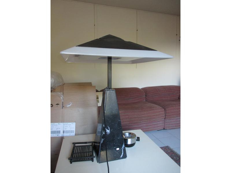 Lampe champignon socle pyramidale en marbre et abat-jour en plastique thermomoulé. Dim: 90x62x62 cm