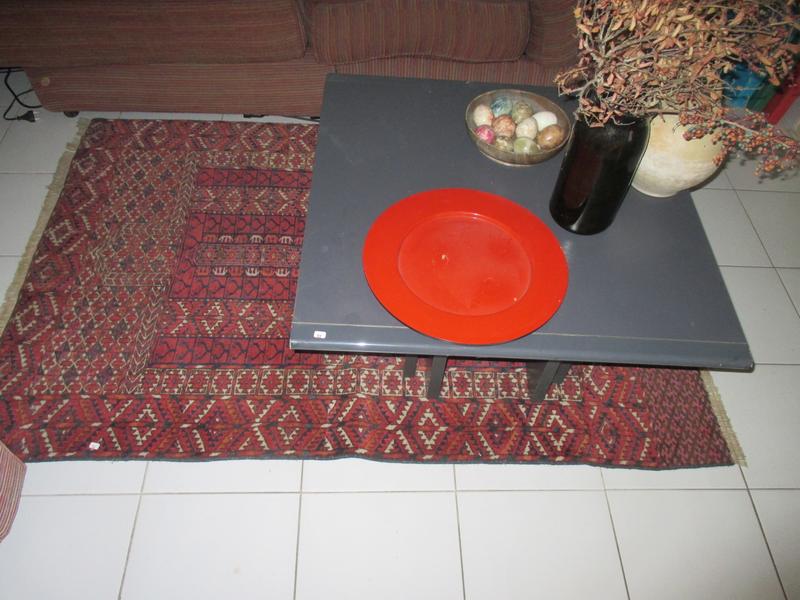 Tapis BOUKARA à  fond rouge. Dim: 107x163 cm