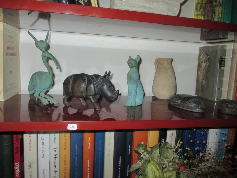 Partie de stèle funéraire et lot de petites décorations