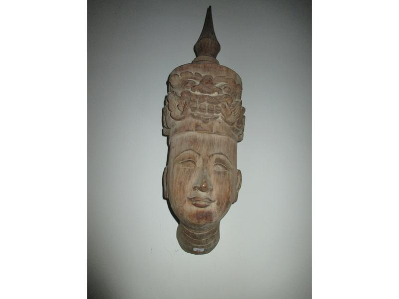 Tête en bois sculpté. Travail asiatique